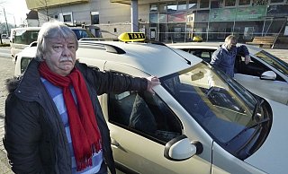 Die Taxifahrer Uli Holt (links) und Jürgen Dietrich warten am Gütersloher Bahnhof nicht selten über zwei Stunden auf einen neuen Kunden. - Christian Geisler Die Taxifahrer Uli Holt (links) und Jürgen Dietrich warten am Gütersloher Bahnhof nicht selten über zwei Stunden auf einen neuen Kunden. - Christian Geisler