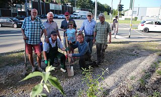 Erste Runde in der Gartenstaffel: Die Projektteilnehmer des HVV mit Roland Hesse (v. l.), Dieter Siebeck, Jürgen Lessing, Stephan Berg mit Tochter Angelie, Vorsitzender Norbert Drews, Stadtheimatpfleger Wilfried Henze und Stadtgärtner Ralf Haffke. - Burkhard Battran Erste Runde in der Gartenstaffel: Die Projektteilnehmer des HVV mit Roland Hesse (v. l.), Dieter Siebeck, Jürgen Lessing, Stephan Berg mit Tochter Angelie, Vorsitzender Norbert Drews, Stadtheimatpfleger Wilfried Henze und Stadtgärtner Ralf Haffke. - Burkhard Battran