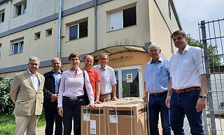 Michael Spors und Hubert Schonlau (beide Amt für Soziales, v. l.) nehmen die neuen Geräte im Kreis von Ortsvorsteherin und Ratsfrau Susanne Meiche, Schützenkönig Dirk Koch, Ratsherr Markus Mertens, Helmut Bartsch sowie Elmar Fortak (beide Schützenvorstand) entgegen. - Marc Schröder Michael Spors und Hubert Schonlau (beide Amt für Soziales, v. l.) nehmen die neuen Geräte im Kreis von Ortsvorsteherin und Ratsfrau Susanne Meiche, Schützenkönig Dirk Koch, Ratsherr Markus Mertens, Helmut Bartsch sowie Elmar Fortak (beide Schützenvorstand) entgegen. - Marc Schröder