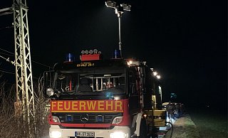 Vier Stunden lang ist die Feuerwehr Steinheim an der Bahnstrecke im Einsatz. - Feuerwehr Steinheim Vier Stunden lang ist die Feuerwehr Steinheim an der Bahnstrecke im Einsatz. - Feuerwehr Steinheim