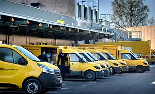 Das neue Gebäude hat 20 Belade-Rampen, mehr als an der Kaiserstraße. Weiterer Vorteil: Sie können allesamt trocken beladen werden. Der Gang unter dem Oberdach – im Postjargon „Catwalk" genannt – macht es möglich. - Andreas Frücht Das neue Gebäude hat 20 Belade-Rampen, mehr als an der Kaiserstraße. Weiterer Vorteil: Sie können allesamt trocken beladen werden. Der Gang unter dem Oberdach – im Postjargon „Catwalk" genannt – macht es möglich. - Andreas Frücht