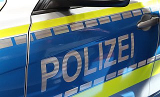 Die Gütersloher Kreispolizeibehörde ermittelt, nachdem ein Hund von einem Auto mitgeschleift worden ist. Das Tier musste eingeschläfert werden. - Symbolfoto/Janet König Die Gütersloher Kreispolizeibehörde ermittelt, nachdem ein Hund von einem Auto mitgeschleift worden ist. Das Tier musste eingeschläfert werden. - Symbolfoto/Janet König