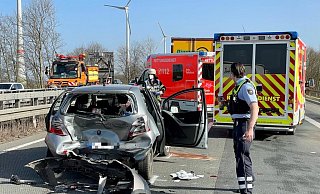 Insgesamt sind drei Autos ineinander gefahren. - Ralph Meyer Insgesamt sind drei Autos ineinander gefahren. - Ralph Meyer
