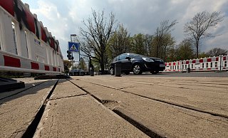 Die Schützenbrücke ist in den Seitenbereichen seit Juni 2020 gesperrt. Grund sind die faulenden Holzbohlen. - Thorsten Gödecker Die Schützenbrücke ist in den Seitenbereichen seit Juni 2020 gesperrt. Grund sind die faulenden Holzbohlen. - Thorsten Gödecker