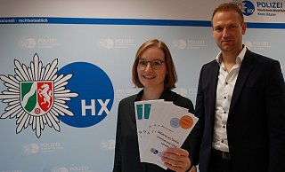 Aufklären und Straftaten verhindern: Präventionsbeauftragte Katharina Willberg und Kripo-Chef Karsten Koutsky mit den Info-Broschüren für Senioren. - Mathias Brüggemann Aufklären und Straftaten verhindern: Präventionsbeauftragte Katharina Willberg und Kripo-Chef Karsten Koutsky mit den Info-Broschüren für Senioren. - Mathias Brüggemann