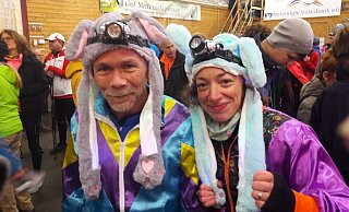 Niedlich und cool: Andreas und Serena als Leuchthasen. - Burkhard Battran Niedlich und cool: Andreas und Serena als Leuchthasen. - Burkhard Battran