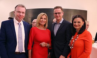 Für die Fernseh-Sendung „Die Höhle der Löwen" nahm Dagmar Wöhrl (2.v.l.), Jurorin der Gründer-Show, den Mittelstandspreis 2019 in der Kategorie „Gesellschaft" entgegen. Zu den ersten Gratulanten gehörten der Vorsitzende des MIT-Kreisverbandes Paderborn, Ulrich Lange (l.), der MIT-Bundesvorsitzende Carsten Linnemann (2. v. r.) und die Jury-Vorsitzende Gitta Connemann (r.). - Joerdis Zaehring Für die Fernseh-Sendung „Die Höhle der Löwen" nahm Dagmar Wöhrl (2.v.l.), Jurorin der Gründer-Show, den Mittelstandspreis 2019 in der Kategorie „Gesellschaft" entgegen. Zu den ersten Gratulanten gehörten der Vorsitzende des MIT-Kreisverbandes Paderborn, Ulrich Lange (l.), der MIT-Bundesvorsitzende Carsten Linnemann (2. v. r.) und die Jury-Vorsitzende Gitta Connemann (r.). - Joerdis Zaehring