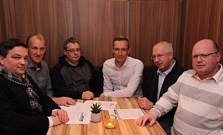 Im Restaurant „Palmas" in Lipperreihe bereiten sie die Gründung der „Initiative Oerlinghausen" vor: Dennis Thon (v. l.), Marcus Krause, Thomas Hasselberg, Daniel Bartke, Jürgen Hubrich und Michael Grimmig. - Knut Dinter Im Restaurant „Palmas" in Lipperreihe bereiten sie die Gründung der „Initiative Oerlinghausen" vor: Dennis Thon (v. l.), Marcus Krause, Thomas Hasselberg, Daniel Bartke, Jürgen Hubrich und Michael Grimmig. - Knut Dinter