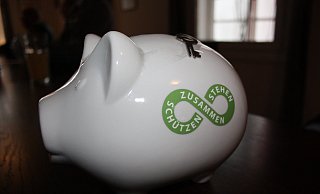 Die Spendenschweine hat jeder beteiligte Verein erhalten. - Torsten Wegener Die Spendenschweine hat jeder beteiligte Verein erhalten. - Torsten Wegener