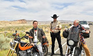 Max Parger (Florian Silbereisen, l) und Martin Grimm (Daniel Morgenroth, r) haben ein Problem: Sheriff Steve McCrown (Kai Pflaume) erkennt ihre Führerscheine nicht an. - Dirk Bartling/ZDF/dpa Max Parger (Florian Silbereisen, l) und Martin Grimm (Daniel Morgenroth, r) haben ein Problem: Sheriff Steve McCrown (Kai Pflaume) erkennt ihre Führerscheine nicht an. - Dirk Bartling/ZDF/dpa