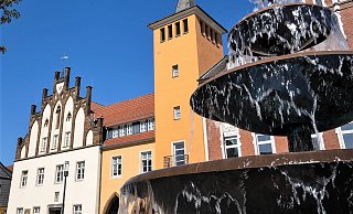 Die Mediothek im alten Rathaus am Lübbecker Markt war eines der Wahllokale bei der Kommunalwahl am 14. September. Mehrere Wahlplakate in der Nähe mussten abgehängt werden. - Oliver Krato Die Mediothek im alten Rathaus am Lübbecker Markt war eines der Wahllokale bei der Kommunalwahl am 14. September. Mehrere Wahlplakate in der Nähe mussten abgehängt werden. - Oliver Krato