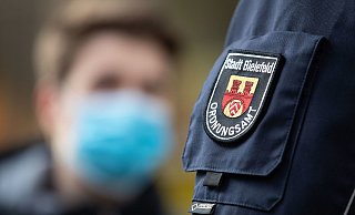 Ein Mitarbeiter des Ordnungsamt patrouilliert in der Fußgängerzone. Zuletzt wurden Mitarbeiter im Öffentlichen Dienst immer öfter verbal, aber auch körperlich angegriffen. - Symbolfoto: picture alliance/dpa Ein Mitarbeiter des Ordnungsamt patrouilliert in der Fußgängerzone. Zuletzt wurden Mitarbeiter im Öffentlichen Dienst immer öfter verbal, aber auch körperlich angegriffen. - Symbolfoto: picture alliance/dpa