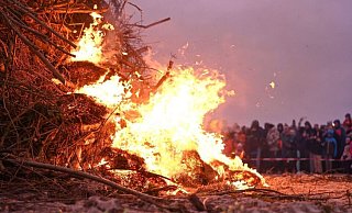 Zahlreiche Besucher erfreuen sich von Jahr zu Jahr an den verschiedenen Osterfeuer-Veranstaltungen. - Lars Penning/dpa Zahlreiche Besucher erfreuen sich von Jahr zu Jahr an den verschiedenen Osterfeuer-Veranstaltungen. - Lars Penning/dpa