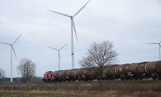 Ein aus Kesselwagen bestehenden Güterzug fährt über das Sulinger Kreuzes nach Sulingen. - Joern Spreen-Ledebur Ein aus Kesselwagen bestehenden Güterzug fährt über das Sulinger Kreuzes nach Sulingen. - Joern Spreen-Ledebur
