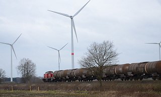 Railion 294 590 führte am 21. März 2016 einen Güterzug von der Exxon-Niederlassung Barenburg auf der noch im Güterverkehr bedienten Strecke des Sulinger Kreuzes nach Sulingen. - Joern Spreen-Ledebur Railion 294 590 führte am 21. März 2016 einen Güterzug von der Exxon-Niederlassung Barenburg auf der noch im Güterverkehr bedienten Strecke des Sulinger Kreuzes nach Sulingen. - Joern Spreen-Ledebur