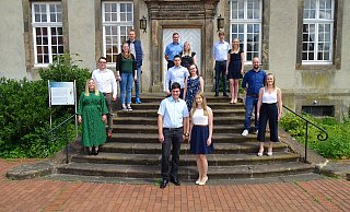Der Hofstaat der Johannes-Regenten Volker Kröger und Sophia Peine (vorne). - Schützenbruderschaft Der Hofstaat der Johannes-Regenten Volker Kröger und Sophia Peine (vorne). - Schützenbruderschaft