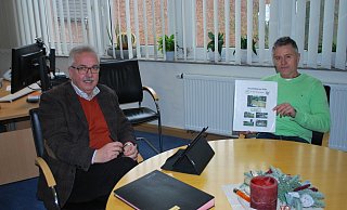 Bürgermeister Norbert Hofnagel (l.) und Kämmerer Martin Rehermann stellen den Haushalt vor. - Stadt Willebadessen/Claudia Ernst Bürgermeister Norbert Hofnagel (l.) und Kämmerer Martin Rehermann stellen den Haushalt vor. - Stadt Willebadessen/Claudia Ernst