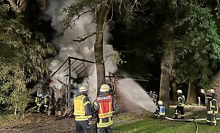 Bei dem Brand wurde ein Nebengebäude zerstört, das als Holzlager diente. - Ralph Meyer Bei dem Brand wurde ein Nebengebäude zerstört, das als Holzlager diente. - Ralph Meyer