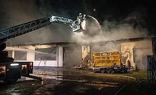 Großbrand in Bad Oeynhausen zerstört Baustoffhandel - Bad Oeynhausen Großbrand in Bad Oeynhausen zerstört Baustoffhandel - Bad Oeynhausen