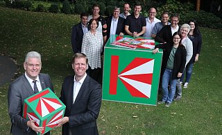 Bürgermeister Werner Peitz (vorne, l.) und Katharinenmarkt-Ausschussvorsitzender Peter Lücke (vorne, r.) freuen sich über die zahlreichen helfenden Hände. - Jens Reddeker Bürgermeister Werner Peitz (vorne, l.) und Katharinenmarkt-Ausschussvorsitzender Peter Lücke (vorne, r.) freuen sich über die zahlreichen helfenden Hände. - Jens Reddeker