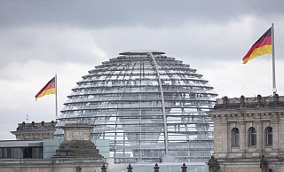 Das Reichstagsgebäude mit der transparenten Kuppel. - Foto: Florian Schuh/dpa Das Reichstagsgebäude mit der transparenten Kuppel. - Foto: Florian Schuh/dpa