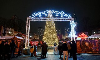 Der Weihnachtsmarkt am Alexanderplatz wurde am Abend von der Polizei abgesperrt. - Paul Zinken/dpa Der Weihnachtsmarkt am Alexanderplatz wurde am Abend von der Polizei abgesperrt. - Paul Zinken/dpa