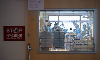 Fachpersonal behandelt einen Covid-19-Patienten auf einer Intensivstation. - picture alliance/dpa Fachpersonal behandelt einen Covid-19-Patienten auf einer Intensivstation. - picture alliance/dpa
