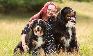 Die Borgholzhausenerin Christina Sudbrock, unübersehbar großer Berner-Sennenhund-Fan, engagiert sich ehrenamtlich als Fotografin im Tierschutz. - CS Pictures Fotografie Die Borgholzhausenerin Christina Sudbrock, unübersehbar großer Berner-Sennenhund-Fan, engagiert sich ehrenamtlich als Fotografin im Tierschutz. - CS Pictures Fotografie