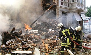 Vor 20 Jahren sprengt sich ein Hausbewohner mit seinem Haus in der Höxteraner Innenstadt in die Luft. Drei Menschen sterben, mehr als 40 werden zum Teil schwer verletzt. - Thomas Kube Vor 20 Jahren sprengt sich ein Hausbewohner mit seinem Haus in der Höxteraner Innenstadt in die Luft. Drei Menschen sterben, mehr als 40 werden zum Teil schwer verletzt. - Thomas Kube