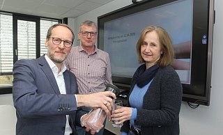 Der Löhner Bürgermeister und Vorsteher des Wasserbeschaffungsverbands "Am Wiehen" Bernd Poggemöller (l.) mit Holger Freymuth von den Stadtwerken Löhne und Susanne Brants von den Stadtwerken Bad Oeynhausen. - Ulf Hanke Der Löhner Bürgermeister und Vorsteher des Wasserbeschaffungsverbands "Am Wiehen" Bernd Poggemöller (l.) mit Holger Freymuth von den Stadtwerken Löhne und Susanne Brants von den Stadtwerken Bad Oeynhausen. - Ulf Hanke