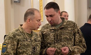 Der Oberbefehlshaber der ukrainischen Streitkräfte Olexander Syrskyj (l) und der Kommandeur des ukrainischen Militärgeheimdienstes HUR Kyrylo Budanow unterhalten sich während einer Verleihungszeremonie in Kiew. - -/Ukrainian Presidential Press Office/AP/dpa Der Oberbefehlshaber der ukrainischen Streitkräfte Olexander Syrskyj (l) und der Kommandeur des ukrainischen Militärgeheimdienstes HUR Kyrylo Budanow unterhalten sich während einer Verleihungszeremonie in Kiew. - -/Ukrainian Presidential Press Office/AP/dpa