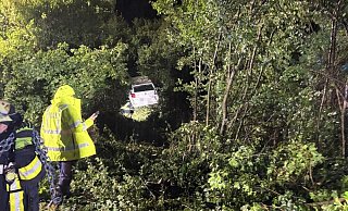 Mit einer Seilwinde ziehen die Einsatzkräfte und der Abschleppdienst den Polo aus der Böschung. - Freiwillige Feuerwehr Bad Wünnenberg Mit einer Seilwinde ziehen die Einsatzkräfte und der Abschleppdienst den Polo aus der Böschung. - Freiwillige Feuerwehr Bad Wünnenberg