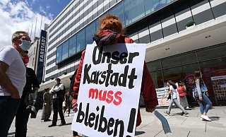 Bundesweit pprotestieren Gewerkschafter gegen die geplanten Schließungen von Karstadt-Filialen -- wie hier auf der Frankfurter Zeil. - picture alliance/dpa Bundesweit pprotestieren Gewerkschafter gegen die geplanten Schließungen von Karstadt-Filialen -- wie hier auf der Frankfurter Zeil. - picture alliance/dpa