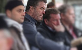 Am Spielfeldrand.: Ulrich Mehrmann (2. v. l.) besuchte auch nach seiner Trainertätigkeit immer wieder Fußballspiele seiner ehemaligen Klubs. - Stefan Hageböke Am Spielfeldrand.: Ulrich Mehrmann (2. v. l.) besuchte auch nach seiner Trainertätigkeit immer wieder Fußballspiele seiner ehemaligen Klubs. - Stefan Hageböke