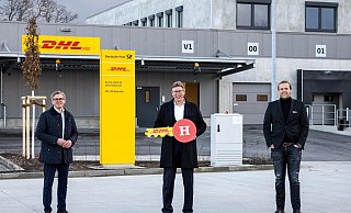 Schlüsselübergabe am neuen DHL-Standort: (v.l.n.r.) René Karl, Bauleiter Bremer AG, Bernd Jungholt, Geschäftsführer Bremer Projektentwicklung, Gert Hornig, Niederlassungsleiter Deutsche Post DHL Group, Rick Mädel, Geschäftsführer Hagedorn Revital, Heiko Riedel, Abteilungsleiter Deutsche Post DHL Group. - B. Meinhardt / Hagedorn Schlüsselübergabe am neuen DHL-Standort: (v.l.n.r.) René Karl, Bauleiter Bremer AG, Bernd Jungholt, Geschäftsführer Bremer Projektentwicklung, Gert Hornig, Niederlassungsleiter Deutsche Post DHL Group, Rick Mädel, Geschäftsführer Hagedorn Revital, Heiko Riedel, Abteilungsleiter Deutsche Post DHL Group. - B. Meinhardt / Hagedorn