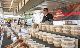 Auf dem Hollandmarkt gibt es Spezialitäten, die sonst nur schwer zu bekommen sind, wie die „Stroopwafels“ am Stand von Wensiek. - Jona Steffmann Auf dem Hollandmarkt gibt es Spezialitäten, die sonst nur schwer zu bekommen sind, wie die „Stroopwafels“ am Stand von Wensiek. - Jona Steffmann