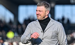 Beim 2:0-Sieg in Ulm trug Lukas Kwasniok einen grauen Mantel und einen dunklen Rollkragenpullover. Der Trainingsanzug bleibt beim SCP-Coach derzeit im Schrank. - Imago Images Beim 2:0-Sieg in Ulm trug Lukas Kwasniok einen grauen Mantel und einen dunklen Rollkragenpullover. Der Trainingsanzug bleibt beim SCP-Coach derzeit im Schrank. - Imago Images