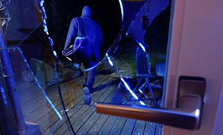 Ein Dieb kommt auf diesem Symbolbild unerkannt davon. Im vergangenen Sommer verübte eine litauische Bande im Kreisgebiet 30 Einbrüche – allein elf in Bad Oeynhausen. - www.nicht-bei-mir.de Ein Dieb kommt auf diesem Symbolbild unerkannt davon. Im vergangenen Sommer verübte eine litauische Bande im Kreisgebiet 30 Einbrüche – allein elf in Bad Oeynhausen. - www.nicht-bei-mir.de