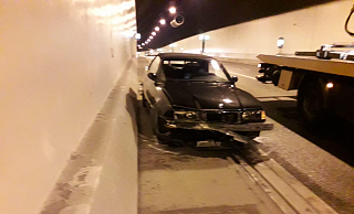Ein BMW prallte bei dem Unfall gegen die Mauer im OWD-Tunnel. - Neue Westfälische Ein BMW prallte bei dem Unfall gegen die Mauer im OWD-Tunnel. - Neue Westfälische