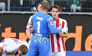 Kölns Jakub Kaminski (r) schoss beim 3:3 in Wolfsburg das späteste Tor der Bundesliga-Geschichte. - dpa Kölns Jakub Kaminski (r) schoss beim 3:3 in Wolfsburg das späteste Tor der Bundesliga-Geschichte. - dpa