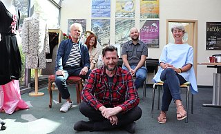 Klaus Wulfheide (v.l.), Angèle Reker, Guido Erlenkötter, Michael Altemark und Bettina Wulfheide sitzen vor den Plakaten der bisherigen Musical-Produktionen - sechs sind es inzwischen. - Marion Pokorra-Brockschmidt Klaus Wulfheide (v.l.), Angèle Reker, Guido Erlenkötter, Michael Altemark und Bettina Wulfheide sitzen vor den Plakaten der bisherigen Musical-Produktionen - sechs sind es inzwischen. - Marion Pokorra-Brockschmidt
