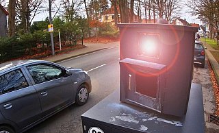 Zugeschlagen: Bielefelds mobile Blitzer spülen der Stadt viel Geld in die Kasse. - Sarah Jonek (Archivbild, Fotomontage) Zugeschlagen: Bielefelds mobile Blitzer spülen der Stadt viel Geld in die Kasse. - Sarah Jonek (Archivbild, Fotomontage)