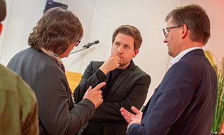 Kevin Kühnert (Mitte) im Gespräch mit der grünen Landtagsabgeordneten Norika Creuzmann und dem SPD-Kreisvorsitzenden Burkhard Blienert. - Niklas Tüns Kevin Kühnert (Mitte) im Gespräch mit der grünen Landtagsabgeordneten Norika Creuzmann und dem SPD-Kreisvorsitzenden Burkhard Blienert. - Niklas Tüns