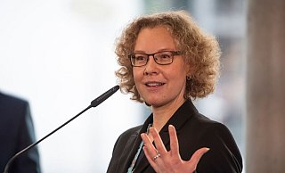 Vize-Fraktionschefin Julia Verlinden (Bündnis 90/Die Grünen) bei einer Pressekonferenz. Die Grünen wollen nach dem Kompromiss im Verbrenner-Streit in der Steuerpolitik andere Schwerpunkte setzen als FDP-Bundesfinanzminister Lindner. - Christophe Gateau/dpa Vize-Fraktionschefin Julia Verlinden (Bündnis 90/Die Grünen) bei einer Pressekonferenz. Die Grünen wollen nach dem Kompromiss im Verbrenner-Streit in der Steuerpolitik andere Schwerpunkte setzen als FDP-Bundesfinanzminister Lindner. - Christophe Gateau/dpa