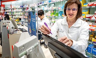 Apothekerin Petra Huwald, Inhaberin der Pluspunkt-Apotheke in der Niedernstraße, arbeitet wie ihre Kollegen seit Corona hinter einem sogenannten "Spuckschutz". - Barbara Franke Apothekerin Petra Huwald, Inhaberin der Pluspunkt-Apotheke in der Niedernstraße, arbeitet wie ihre Kollegen seit Corona hinter einem sogenannten "Spuckschutz". - Barbara Franke