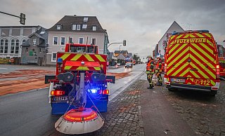 Eine größere Ölspur auf den Straßen in Heepen hat der Feuerwehr am Freitagnachmittag so einige Arbeit bereitet. - Sarah Jonek Eine größere Ölspur auf den Straßen in Heepen hat der Feuerwehr am Freitagnachmittag so einige Arbeit bereitet. - Sarah Jonek