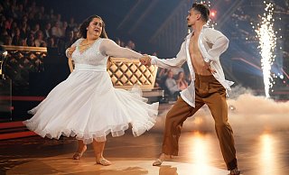 Die Bielefelderin "Selfiesandra" und Zsolt Sándor Cseke tanzen bei den "Magic Moments" einen Freestyle. - Foto: RTL / Stefan Gregorowius Die Bielefelderin "Selfiesandra" und Zsolt Sándor Cseke tanzen bei den "Magic Moments" einen Freestyle. - Foto: RTL / Stefan Gregorowius