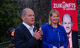 Olaf Scholz, damals noch Kanzlerkandidat, 2020 mit Wiebke Esdar auf der Sparrenburg. - Andreas Zobe Olaf Scholz, damals noch Kanzlerkandidat, 2020 mit Wiebke Esdar auf der Sparrenburg. - Andreas Zobe