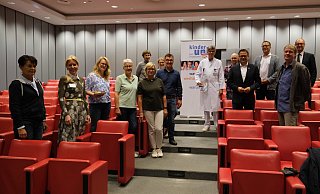 Die Unterstützer und Dozenten der Kinder-Uni Bad Oeynhausen am Herz- und Diabeteszentrum NRW. An fünf Terminen halten Wissenschaftler Vorlesungen für Acht- bis Zwölfjährige. - Nicole Bliesener Die Unterstützer und Dozenten der Kinder-Uni Bad Oeynhausen am Herz- und Diabeteszentrum NRW. An fünf Terminen halten Wissenschaftler Vorlesungen für Acht- bis Zwölfjährige. - Nicole Bliesener