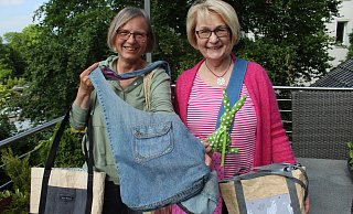 Antja Adam (v.l.) und Barbara Firus nähen sich ihre Handtaschen selbst. - Anastasia von Fugler Antja Adam (v.l.) und Barbara Firus nähen sich ihre Handtaschen selbst. - Anastasia von Fugler